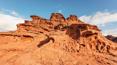 Wadi Rum 'da (Ay Vadisi olarak da bilinir) kırmızı turuncu kaya oluşumları, Ürdün