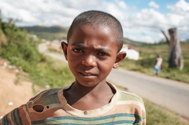 Ivato, Madagaskar - 26 Nisan 2019: Turistler tarafından bağışlanan eski yırtık gömlekli, Madagaskar halkı fakir ama neşeli, özellikle de çocuklar