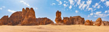 Rocky çöl oluşumları ön planda kum, tipik Al Ula manzarası, Suudi Arabistan. Yüksek çözünürlüklü panorama