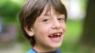 Parkta mutlu koşan sevimli çocuk.