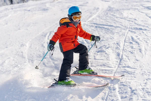 Мальчик Наслаждается Катанием Лыжах Горах Солнечный День Зима — стоковое фото