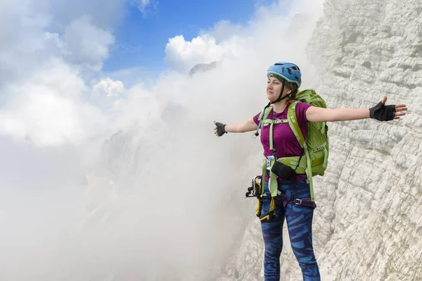 Mountaineer Kvinna Njuter Fantastisk Utsikt Från Höjden Triglav Slovenien Sommardag — Stockfoto