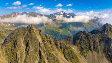 Stubai Alp dağlarının havadan görünüşü, yaz zamanı