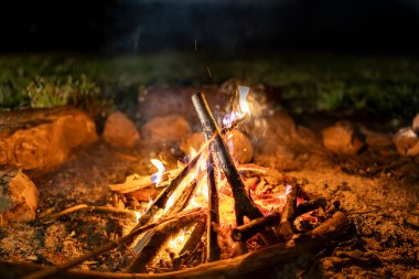 Gece kamp ateşi dağlarda 