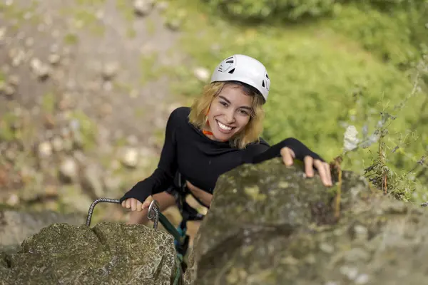 Schöne Frau Auf Dem Klettersteig Sommerzeit — Stockfoto