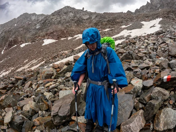 雨天で山を決める疲れた女性 フォルベスナーバレー スタバイアルプス オーストリア — ストック写真