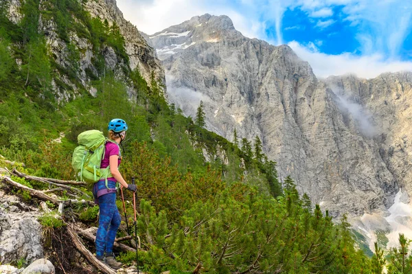 Bergsteigerin Genießt Eine Herrliche Aussicht Von Der Höhe Des Triglav — Stockfoto