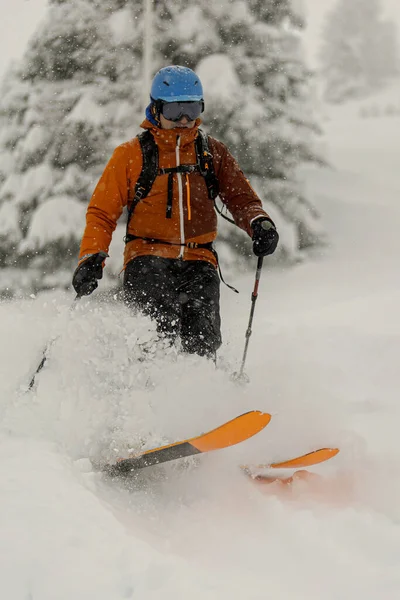Hombre Disfrutando Primera Nieve Polvo Esquí — Foto de Stock