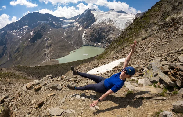Młoda Kobieta Enjpying Stubai Alpy Szczyty Sulzenau Jezioro Lato — Zdjęcie stockowe