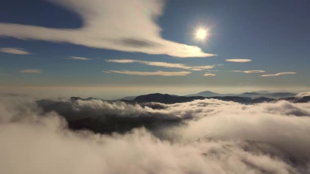 Luftaufnahme Durch Wolken Über Den Bergen — Stockvideo