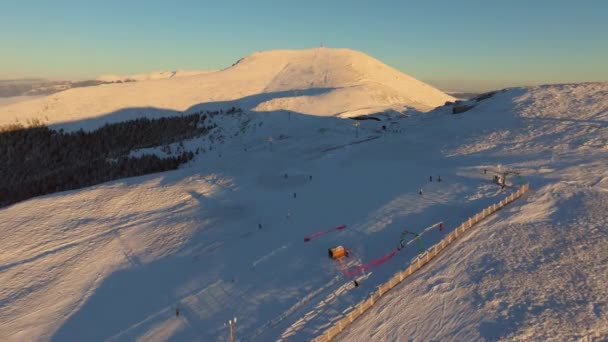 Luftaufnahme Eines Skigebiets Sonnenuntergang Wolken Hintergrund — Stockvideo