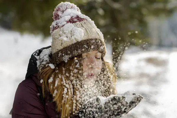 Молода Красива Дівчина Насолоджується Першим Снігом Стокове Зображення