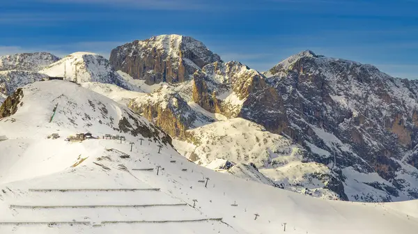 Vista Una Estación Esquí Alrededor Montaña Sela Selaronda Dolomitas Italia —  Fotos de Stock