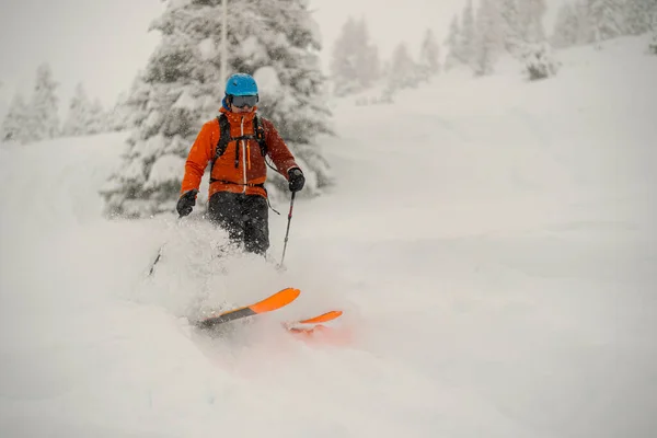 Hombre Disfrutando Primera Nieve Polvo Esquí — Foto de Stock