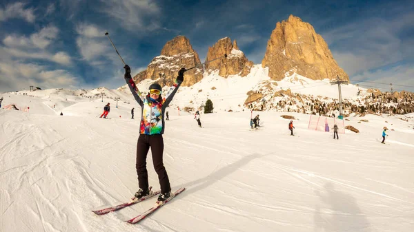 Mujer Joven Con Los Brazos Levantados Disfrutando Una Estación Esquí — Foto de Stock
