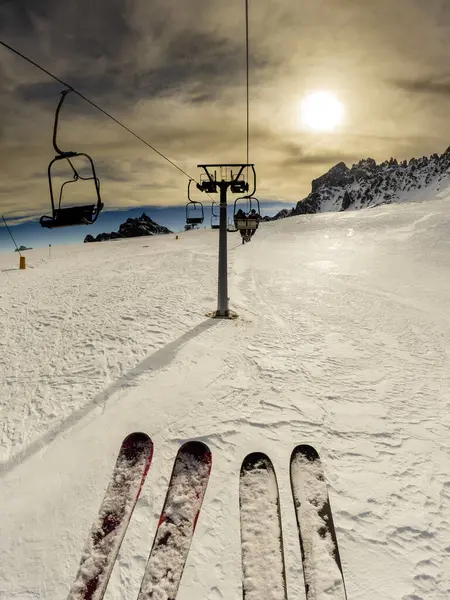 Amigos Telesilla Una Estación Esquí Alrededor Montaña Sela Selaronda Dolomitas — Foto de Stock