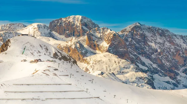 Vista Una Estación Esquí Alrededor Montaña Sela Selaronda Dolomitas Italia Imágenes de stock libres de derechos