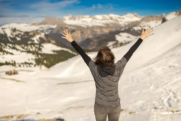 Junge Frau Genießt Den Blick Auf Ein Skigebiet Rund Sela lizenzfreie Stockfotos