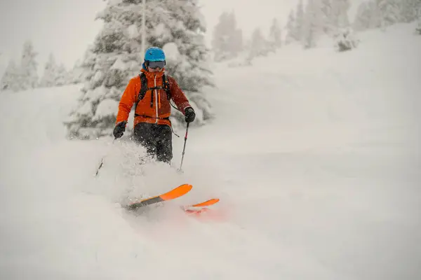 Mann Genießt Ersten Pulverschnee Beim Skifahren Stockfoto
