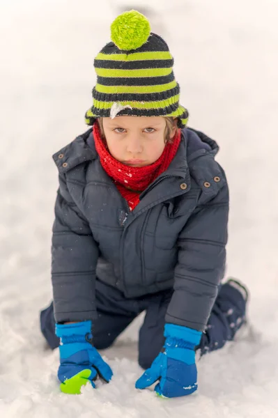Schattig Boos Kind Spelen Sneeuw Jeugd Winter Tijd Stockfoto
