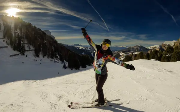 Junge Frau Genießt Den Blick Auf Ein Skigebiet Rund Sela Stockbild