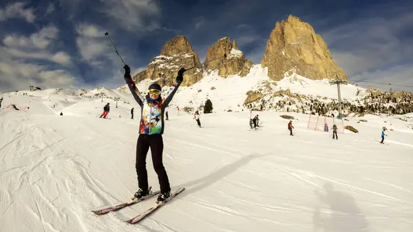 Junge Frau Mit Erhobenen Armen Genießt Ein Skigebiet Rund Sela lizenzfreie Stockfotos