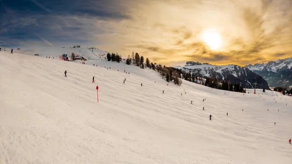 サラ山 セラロンダ ドロミテス イタリア周辺の日没のスキー場の眺め ロイヤリティフリーのストック画像