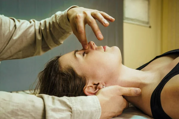 Eine Frau Bei Einer Cst Behandlung Osteopathischer Manipulation Und Craniosacraler Stockbild