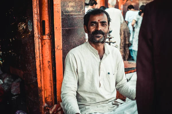 Rishikesh 2017 Een Indiase Man Een Wit Shirt Glimlacht Zit — Stockfoto