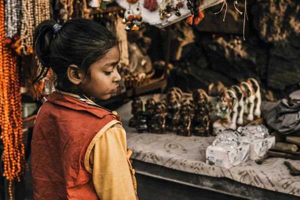 Rishikesh 2017 Indiaas Meisje Staat Voor Een Souvenirwinkel Markt — Stockfoto