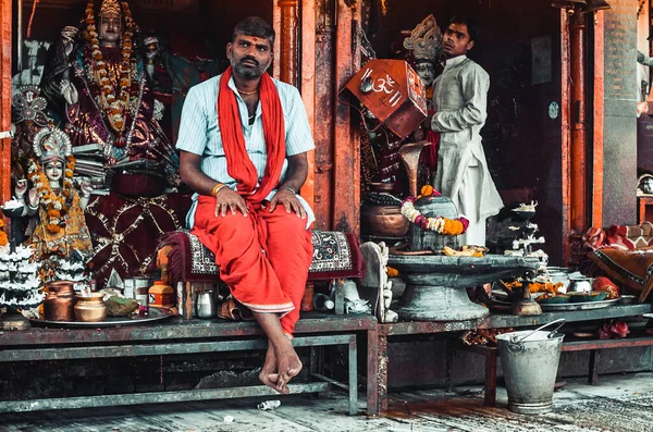 Ришикеш 2017 Индийский Мужчина Белой Рубашке Красных Брюках Сидит Рынке — стоковое фото