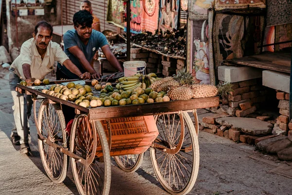 Ришикеш 2017 Индийские Мужчины Продают Фрукты Киви Сосновые Яблоки Уличном — стоковое фото