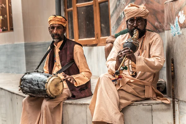 Уличные Индийские Музыканты Национальными Инструментами — стоковое фото