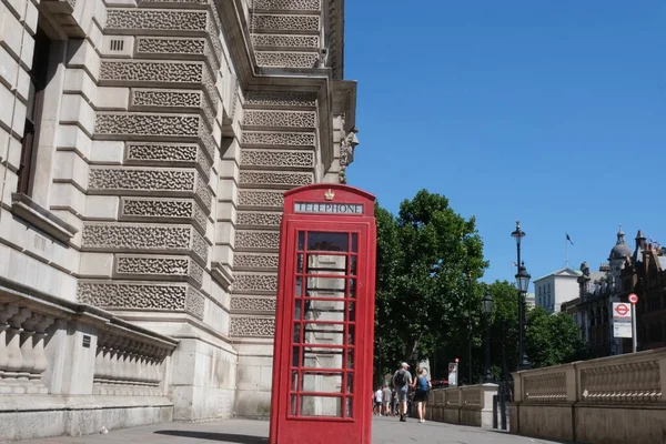 伦敦中央大街上的英国红色电话亭 红色英国电话亭 伦敦背景 是的高质量的照片 — 图库照片