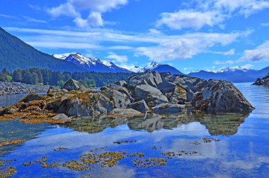 Sudaki manzara dağ yansıması, Alaska 'daki mavi gökyüzü ve dağlar