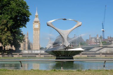 Londra, İngiltere - 11 Temmuz 2022: Big Ben and the Fountains Revolving Torsion, in Gabo Fountain Garden at St Thomas 's Hospital