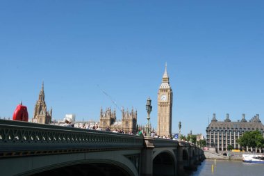 Londra, İngiltere, 11 Temmuz 2022: Westminster Köprüsü ve Londra 'da Thames nehri ile Big Ben