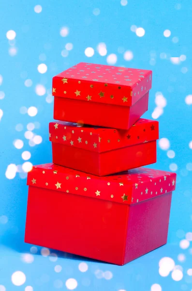 상자가 파란색 배경에 있습니다 크리스마스 선물이야 크리스마스와 개빨간 — 스톡 사진