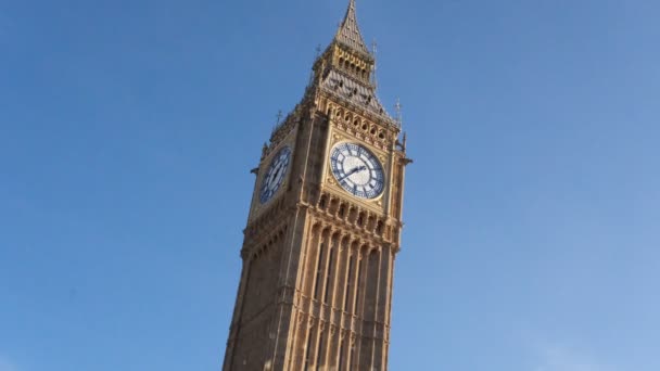 Биг Бен Башня Часы Лондоне Великобритания Против Голубого Неба — стоковое видео