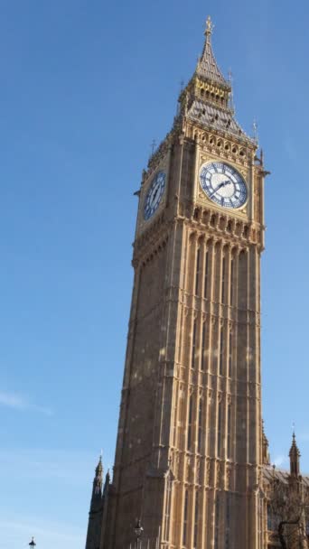 Часы Биг Бен Лондоне Великобритания Диагонали Голубого Неба — стоковое видео