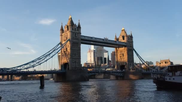 Тауэрский Мост Лондоне Рекой Тамс Плавающей Лодкой Справа — стоковое видео