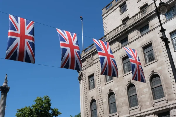 挂在伦敦街道上的英国国旗 联盟J旗三角外装饰 — 图库照片