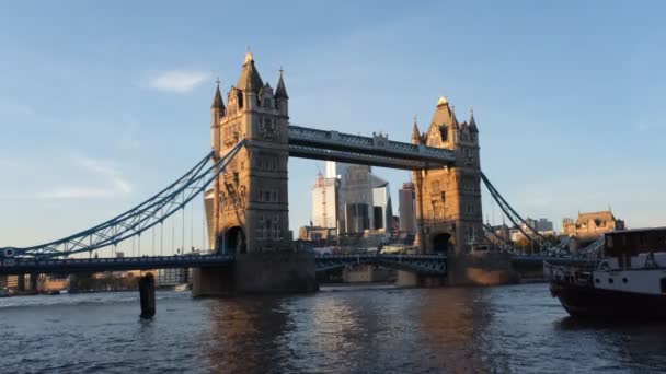 Tower Bridge London Med Thames Floden Och Flytande Båt Från — Stockvideo