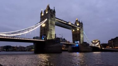 Thames nehri ve Tower Köprüsü, Londra, akşam geç saatlerde yavaş çekim, alacakaranlık, yakın çekim