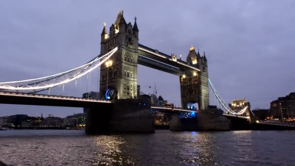 Река Темза Тауэрский Мост Лондон Поздняя Вечерняя Замедленная Съемка Низкой — стоковое видео