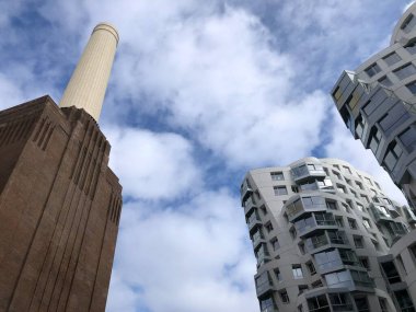 Battersea Elektrik Santrali, Londra, İngiltere. Eski moda bacalar modern yeni yapılara karşı, bir diğerine karşı, şehir inşa etmek.