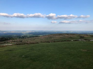 Dartmoor Ulusal Parkı 'nda Dartmoor, İngiltere, İngiltere' deki Haytor kayalarının manzarası.