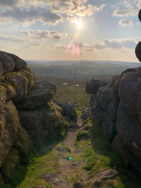 Dartmoor Ulusal Parkı 'nda Dartmoor, İngiltere, İngiltere' deki Haytor kayalarının manzarası.