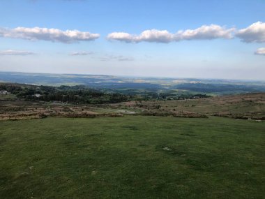 Dartmoor Ulusal Parkı 'nda Dartmoor, İngiltere, İngiltere' deki Haytor kayalarının manzarası.