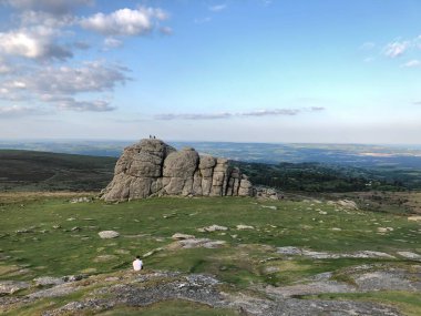 Dartmoor Ulusal Parkı 'nda Dartmoor, İngiltere, İngiltere' deki Haytor kayalarının manzarası.